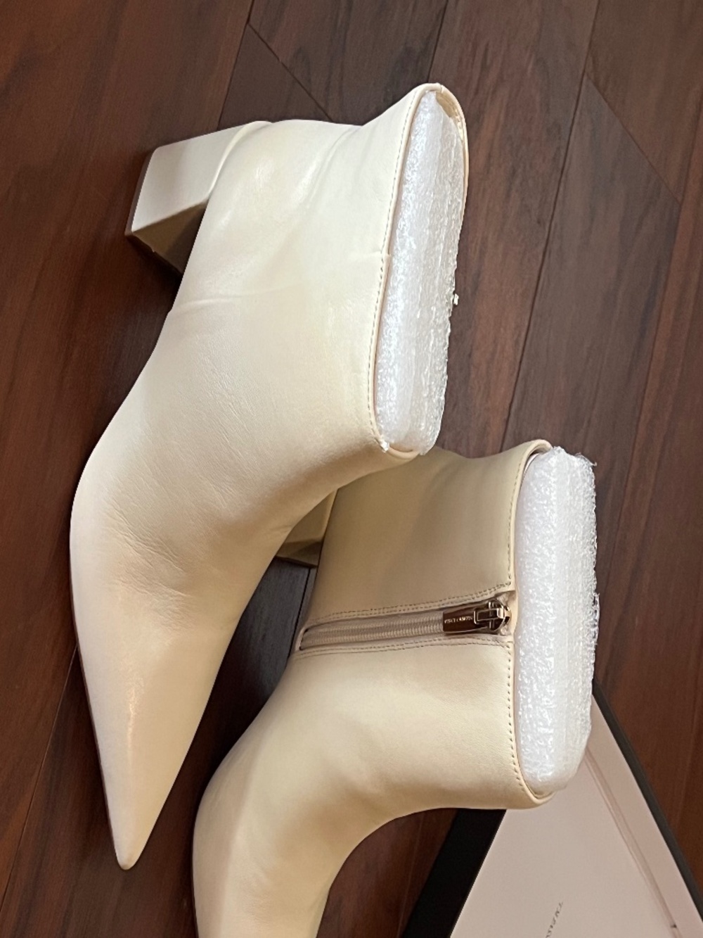 Vince Camuto cream leather ankle boots (SIZE 8) - Picture 2 of 8